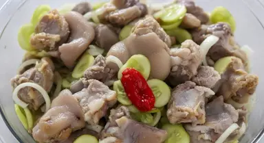 cucumber pork salad with red pepper